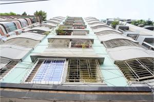 ダッカにあるGulshan Lovely 3-Bedroom Luxury Apartmentの植物がたくさんの窓がある建物