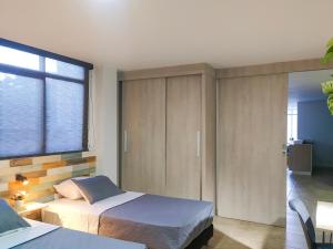sypialnia z 2 łóżkami i oknem w obiekcie Neim Platinum Hotel w mieście Medellín