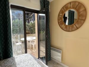 Zdjęcie z galerii obiektu Côté Jardin - Terrasse, Calme et Cosy w mieście Deauville