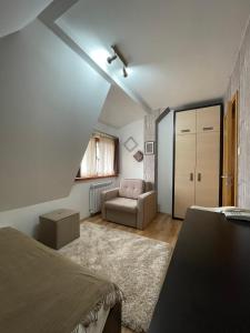 una camera con letto e divano di NEW!!! 4 stars apartment!!! a Kopaonik