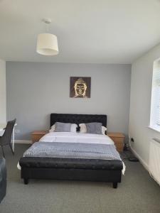 um quarto com uma cama grande num quarto em No 5 Decent Homes ( Luxury Extra-large bedroom) em Ashton-under-Lyne