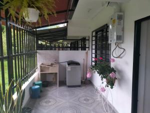 une terrasse avec chauffage, table et fleurs dans l'établissement apartamento family, à Santa Rosa de Cabal