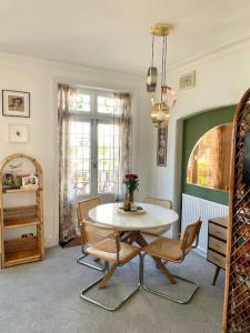 una sala da pranzo con tavolo e sedie di 3 Bedroom Spacious Seaside Apartment with Estuary Views a Southend-on-Sea