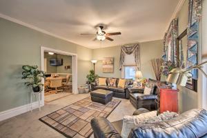 ein Wohnzimmer mit Sofas und einem Deckenventilator in der Unterkunft Lovely Harrisburg Home 20 Mins to Hershey Park! in Harrisburg