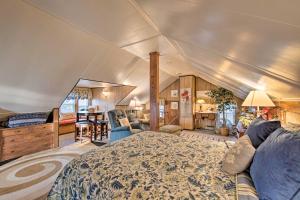 a bedroom with a bed and a living room at 11 Mi to Hersheypark Family Home in Harrisburg in Harrisburg