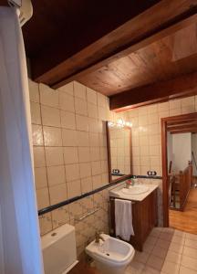 un bagno con un water e un lavandino di CHECK-IN CASAS Casa Plaza Mayor a Villanova