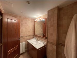 un bagno con lavandino e specchio di CHECK-IN CASAS Casa Plaza Mayor a Villanova