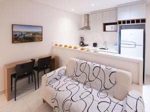 una cucina e un soggiorno con tavolo e sedie di Pé na Vila a Porto De Galinhas