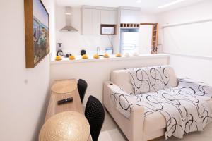 un soggiorno con un divano e un tavolo di Pé na Vila a Porto De Galinhas