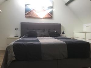 ein Schlafzimmer mit einem großen Bett in einem Zimmer in der Unterkunft Appartementen Purmerend A in Purmerend