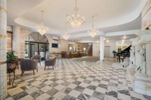 a lobby with a checkered floor and chandeliers at Best Western- Big Bear Chateau in Big Bear Lake