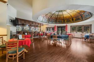 a dining room filled with tables and chairs at Best Western- Big Bear Chateau in Big Bear Lake