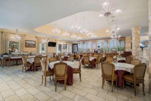 uma sala de jantar com mesas, cadeiras e lustres em Best Western- Big Bear Chateau em Big Bear Lake