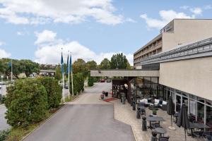 um edifício com mesas e cadeiras fora dele em Best Western Royal Star em Estocolmo