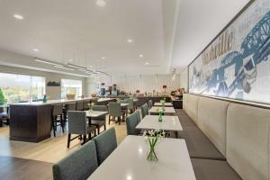 Restaurant o un lloc per menjar a Best Western Plus Executive Residency Antioch Inn