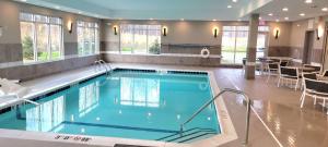 einen Pool in einer Hotellobby mit einem Restaurant in der Unterkunft Best Western Plus Grand Rapids MN in Grand Rapids