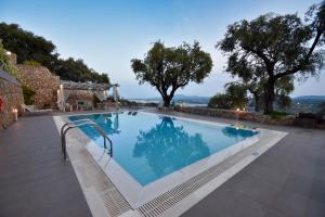 una piscina in una villa con vista di Athiri House Villa Corfu a Spartýlas