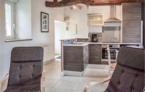 eine Küche mit zwei Stühlen und einem Tisch darin in der Unterkunft 2 Bedroom Beautiful Home In Penvenan in Penvénan