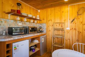 Кухня или мини-кухня в Cabaña en Tunquén con parrilla, fogón, piscina y bosque
