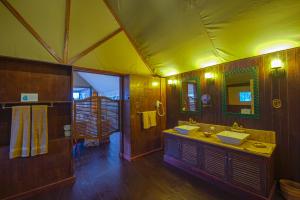 Gallery image of Lake Ndutu Luxury Tented Lodge in Sinoni