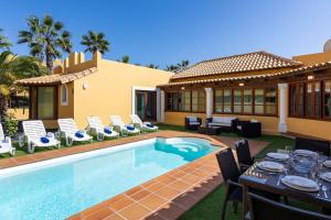Bazén v ubytování Villa Helen - Heated Pool Wifi SmartTV Barbecue nebo v jeho okolí