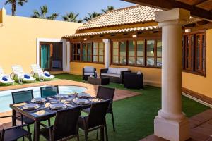 Bazén v ubytování Villa Helen - Heated Pool Wifi SmartTV Barbecue nebo v jeho okolí