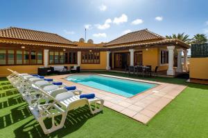 Bazén v ubytování Villa Helen - Heated Pool Wifi SmartTV Barbecue nebo v jeho okolí