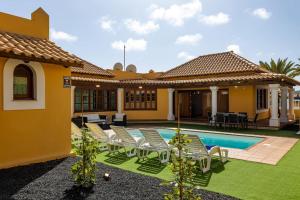Bazén v ubytování Villa Helen - Heated Pool Wifi SmartTV Barbecue nebo v jeho okolí