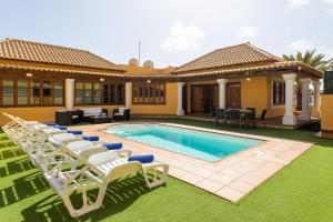 Bazén v ubytování Villa Helen - Heated Pool Wifi SmartTV Barbecue nebo v jeho okolí