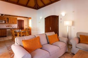 uma sala de estar com um sofá e uma cozinha em Villa Helen - Heated Pool Wifi SmartTV Barbecue em Corralejo