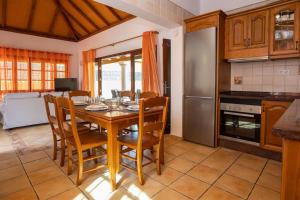Kuchyň nebo kuchyňský kout v ubytování Villa Helen - Heated Pool Wifi SmartTV Barbecue