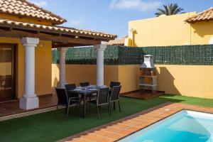 Bazén v ubytování Villa Helen - Heated Pool Wifi SmartTV Barbecue nebo v jeho okolí