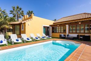 Bazén v ubytování Villa Helen - Heated Pool Wifi SmartTV Barbecue nebo v jeho okolí