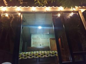 un espejo en el lateral de un edificio por la noche en la casita del arbol guaduas cundi. en Guaduas