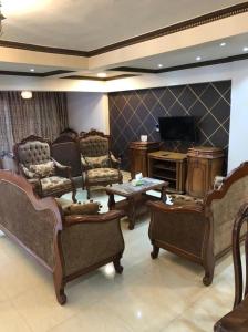 ein Wohnzimmer mit Sofas und einem Flachbild-TV in der Unterkunft شقه مطله علي قناة السويس والبحر فيو رائع 702 بورسعيد in Port Said