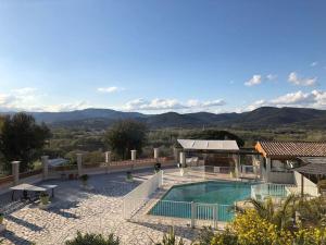 una piscina con vistas a las montañas en Modern apartment , Golfe de Saint Tropez, en Cogolin