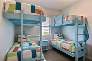 2 literas en una habitación con 2 camas individuales en The Beach Buoy, en Port Aransas 2 fotos más
