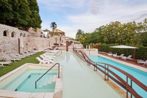 Bazén v ubytování Hotel Corte dei Tini nebo v jeho okolí