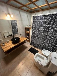 Ένα μπάνιο στο Casa con pileta cochera y quincho 1300m de la playa