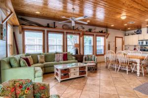 una sala de estar con un sofá y una mesa en The Ohana Hut, en Port Aransas