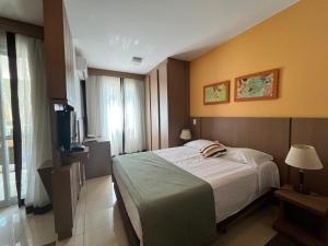 a bedroom with a bed and a flat screen tv at The Sun Full Condominium Resort in Brasília