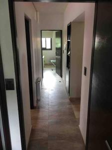 an empty hallway with a hallway leading to a bathroom at LA CASITA in Roldán