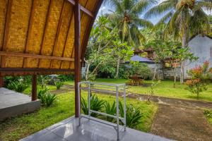 una vista sul giardino dal portico di una casa di Maharga Bungalows a Nusa Penida Altre 17 foto