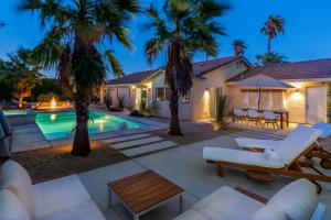 une cour avec une piscine et des palmiers dans l'établissement Welcome to LUX Palmas!, à Palm Springs