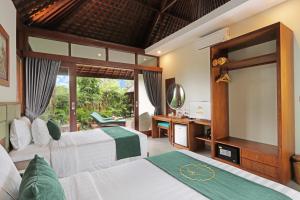 Ein Bett oder Betten in einem Zimmer der Unterkunft Alam Wayang Ubud - CHSE Certified