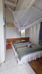Ένα ή περισσότερα κρεβάτια σε δωμάτιο στο Bungalow Les Gommiers