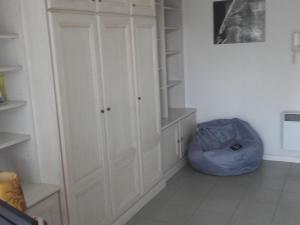 a room with white cabinets and a blue bag at Studio Arcachon, 1 pièce, 2 personnes - FR-1-319-42 in Arcachon