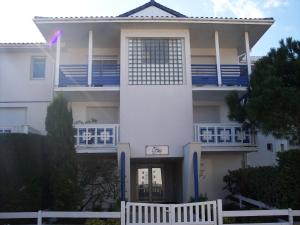 a white house with a white fence in front of it at Studio Arcachon, 1 pièce, 2 personnes - FR-1-319-42 in Arcachon