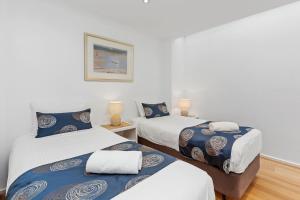 Cette chambre comprend 2 lits et 2 lampes. dans l'établissement 5 Whitecrest Great Ocean Road Resort - Ocean Views, à Apollo Bay