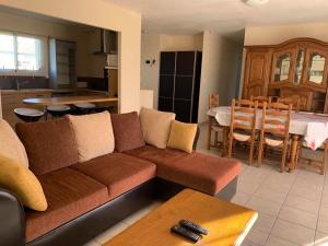 Η κουζίνα ή μικρή κουζίνα στο Maison Confortable avec Clim, Terrasse et Jardin - 6 Pers, Proche Lac et Plages - FR-1-319-425